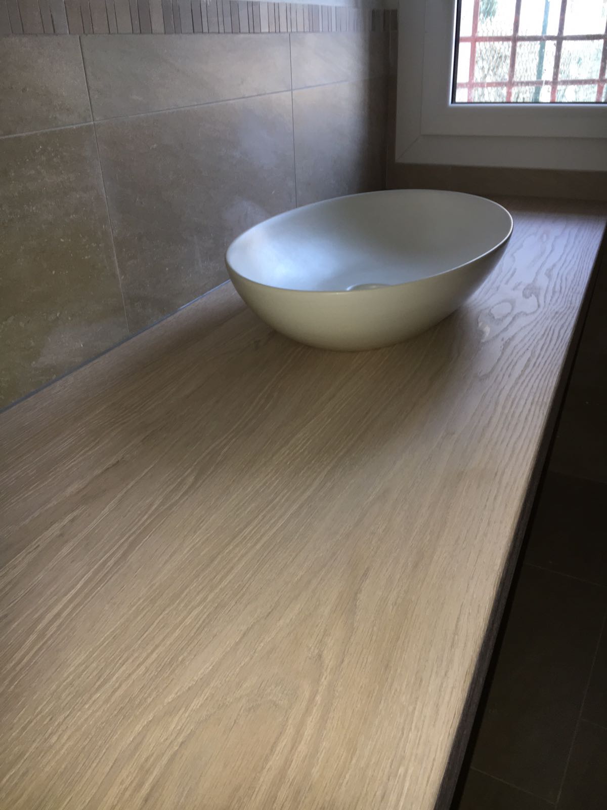 Piano in legno per bagno